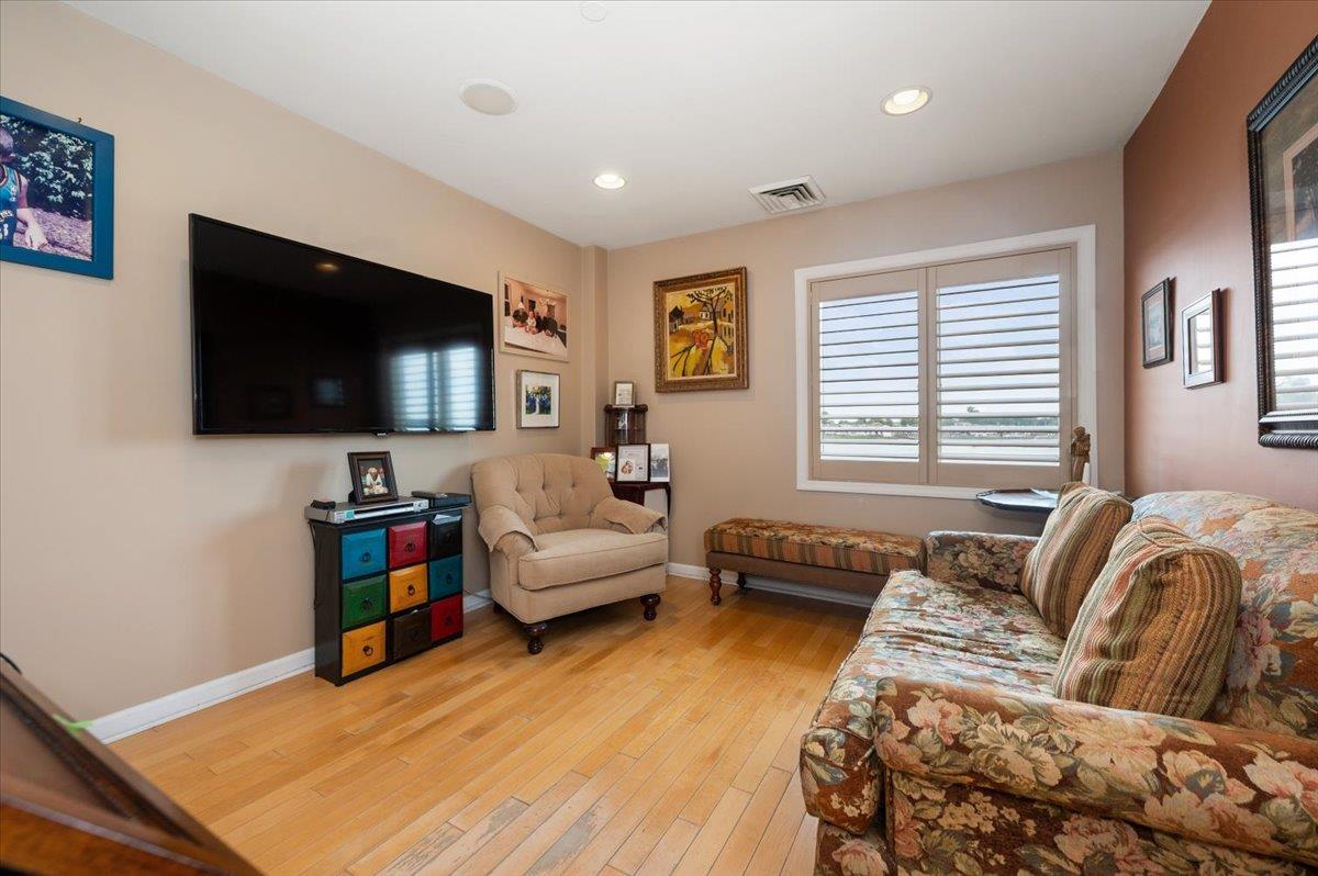 600 Clarence Avenue Unit: 1J