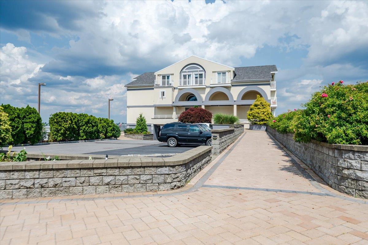 600 Clarence Avenue Unit: 1J