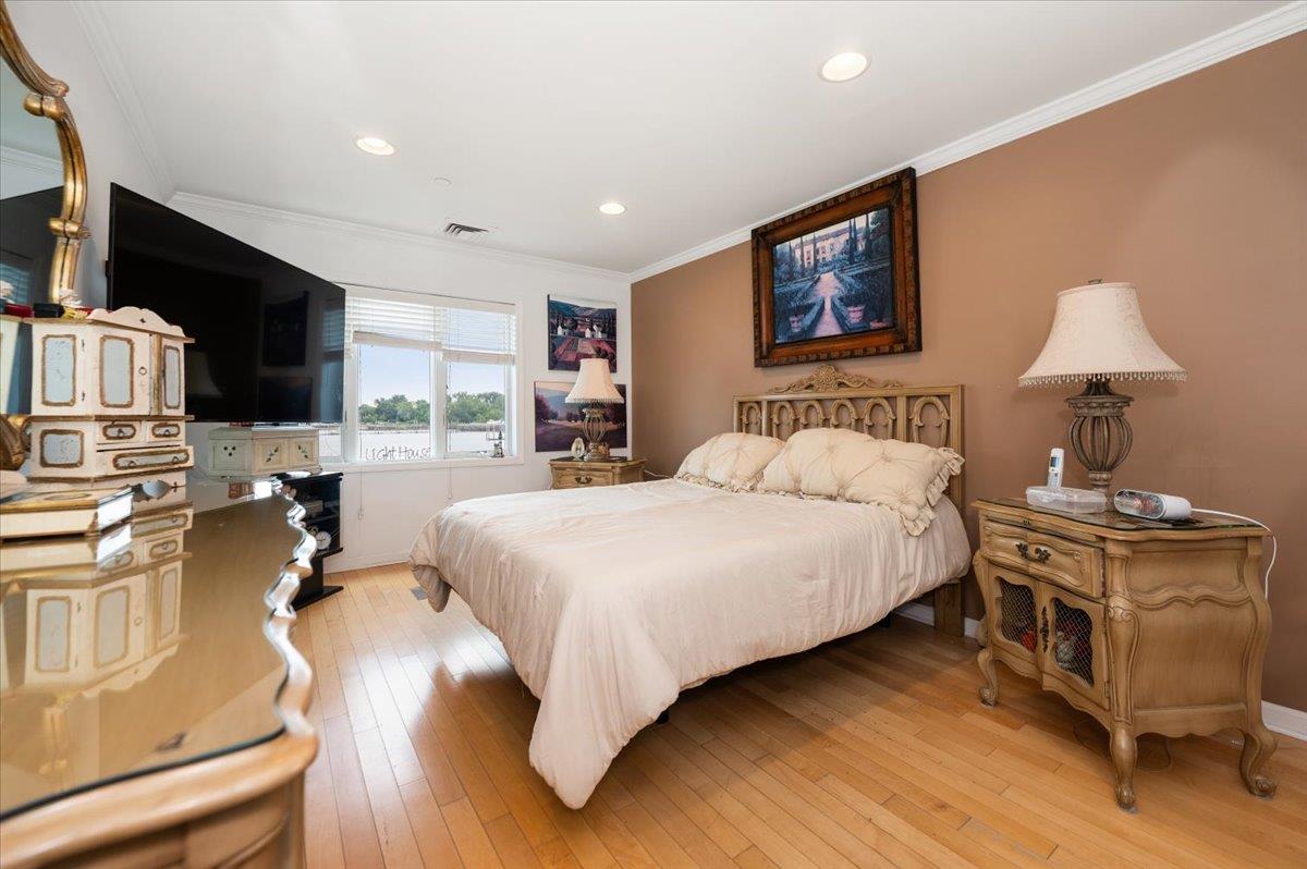 600 Clarence Avenue Unit: 1J