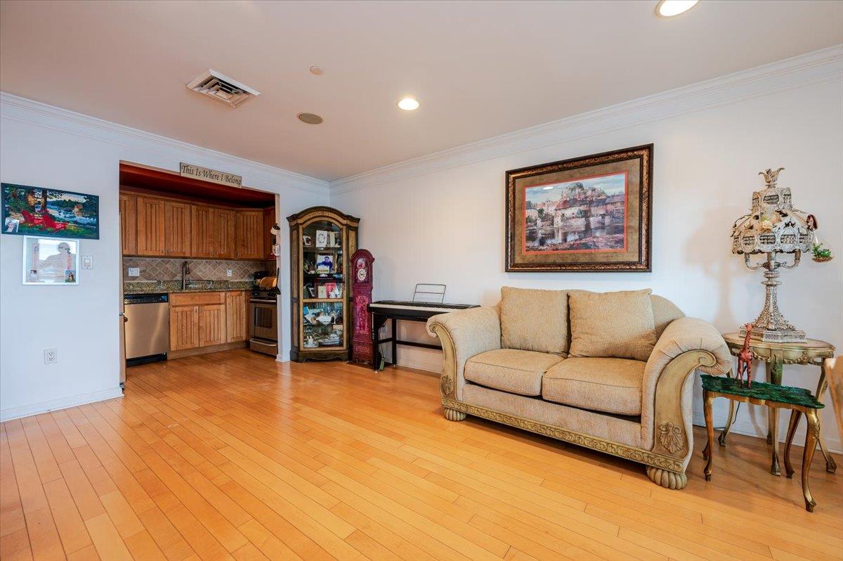 600 Clarence Avenue Unit: 1J