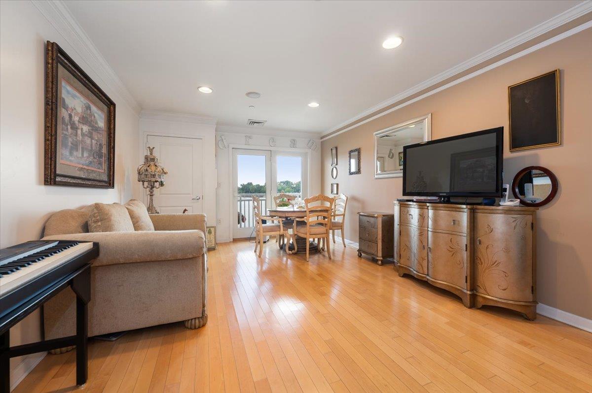 600 Clarence Avenue Unit: 1J