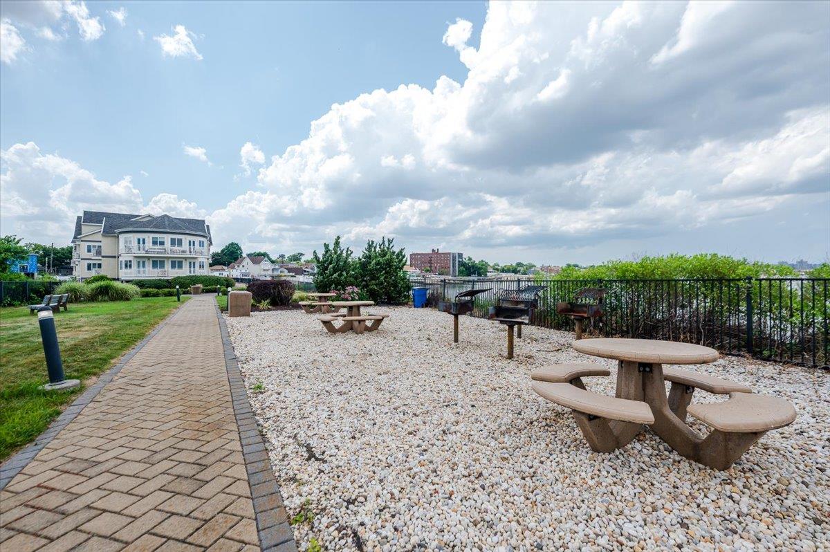 600 Clarence Avenue Unit: 1J