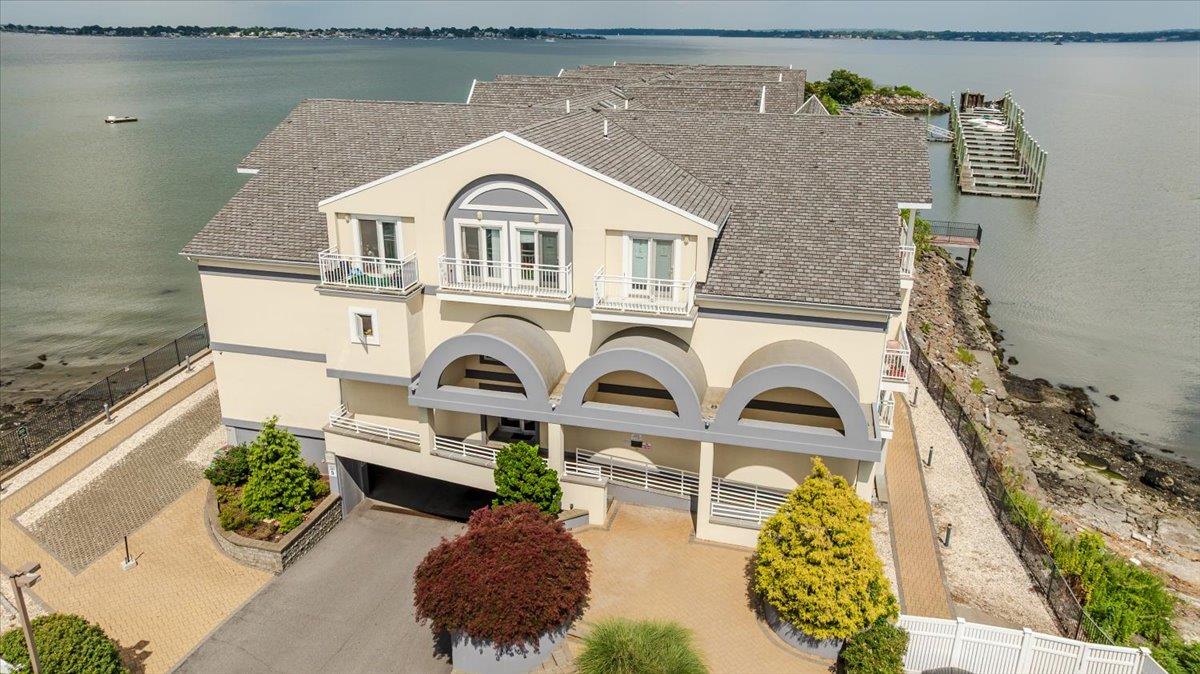 600 Clarence Avenue Unit: 1J