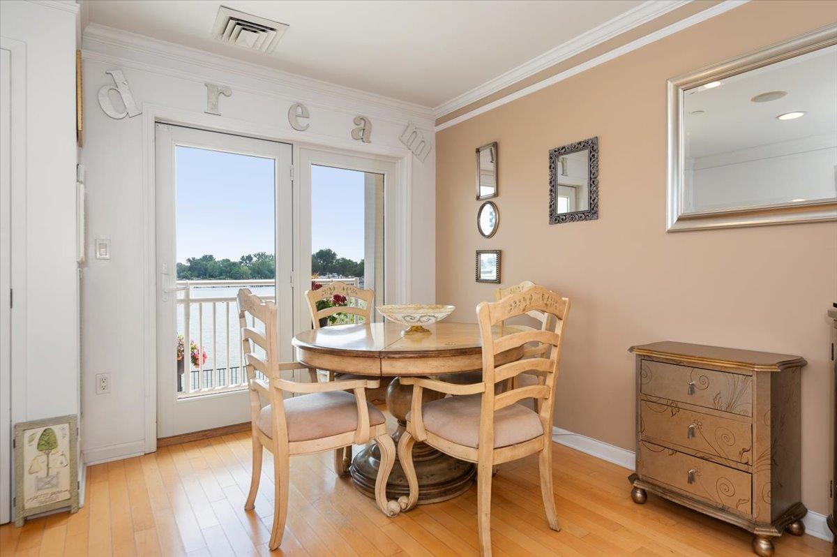 600 Clarence Avenue Unit: 1J