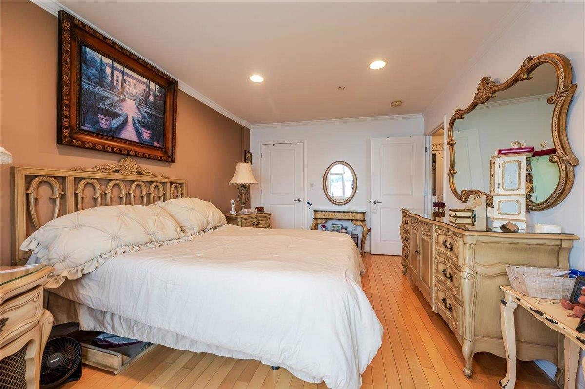 600 Clarence Avenue Unit: 1J