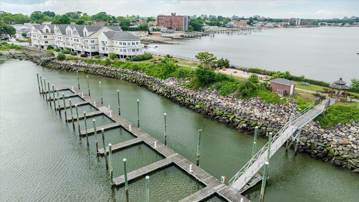 600 Clarence Avenue Unit: 1J