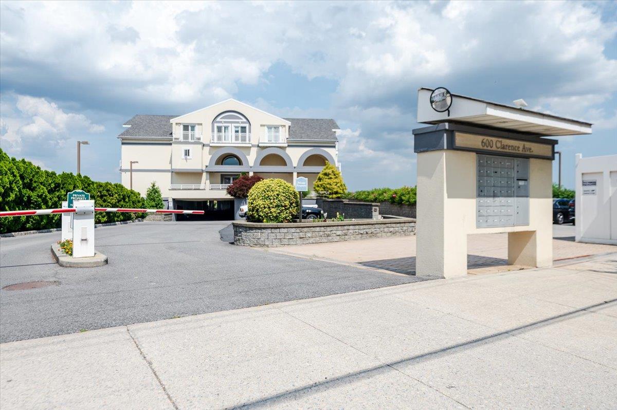 600 Clarence Avenue Unit: 1J