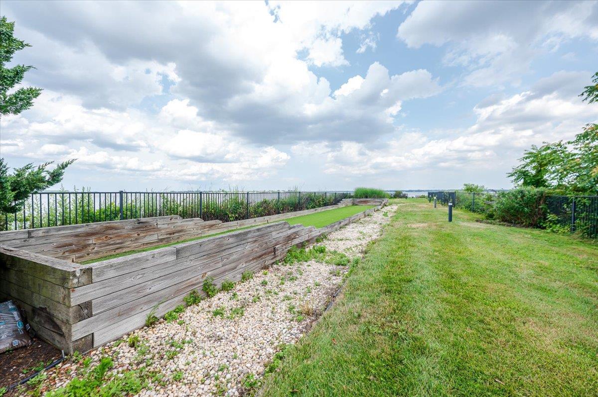 600 Clarence Avenue Unit: 1J