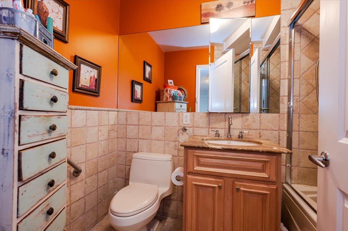 600 Clarence Avenue Unit: 1J