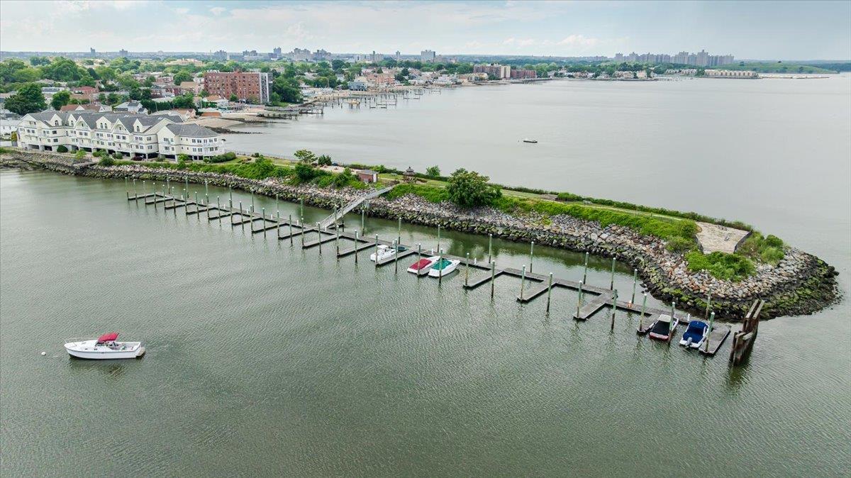 600 Clarence Avenue Unit: 1J