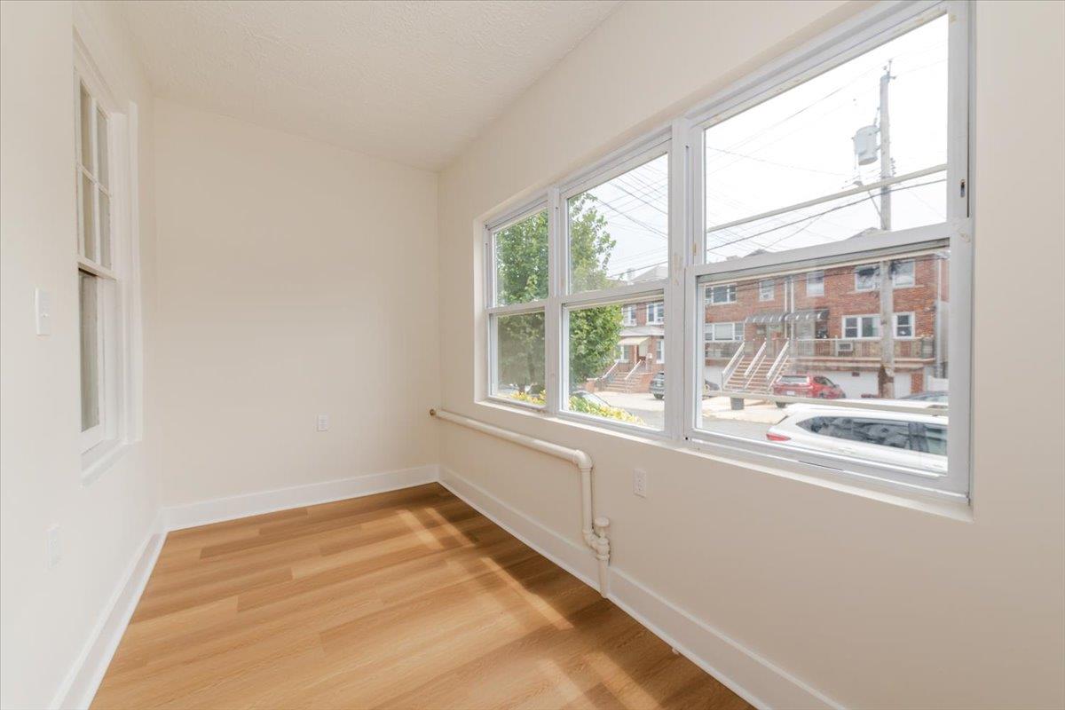 959 Van Nest Ave