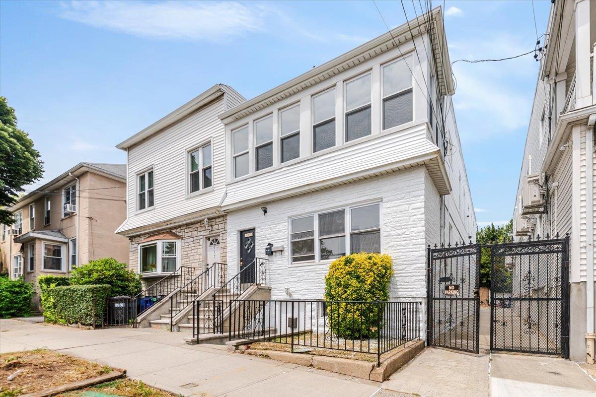 959 Van Nest Ave