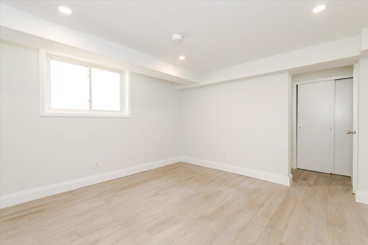 959 Van Nest Ave