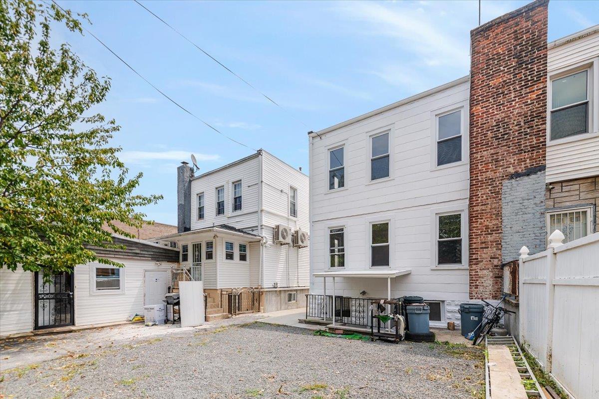 959 Van Nest Ave