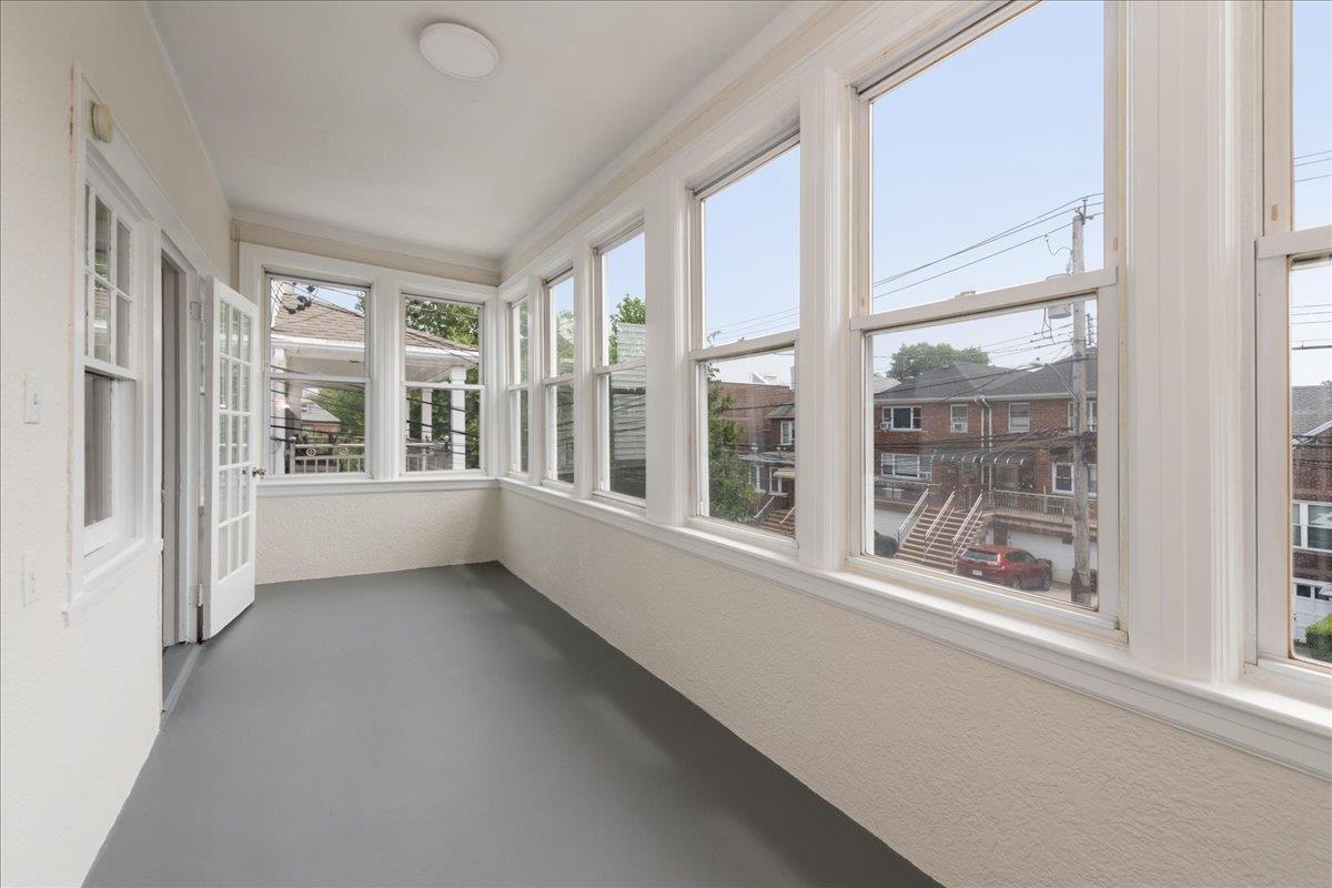 959 Van Nest Ave