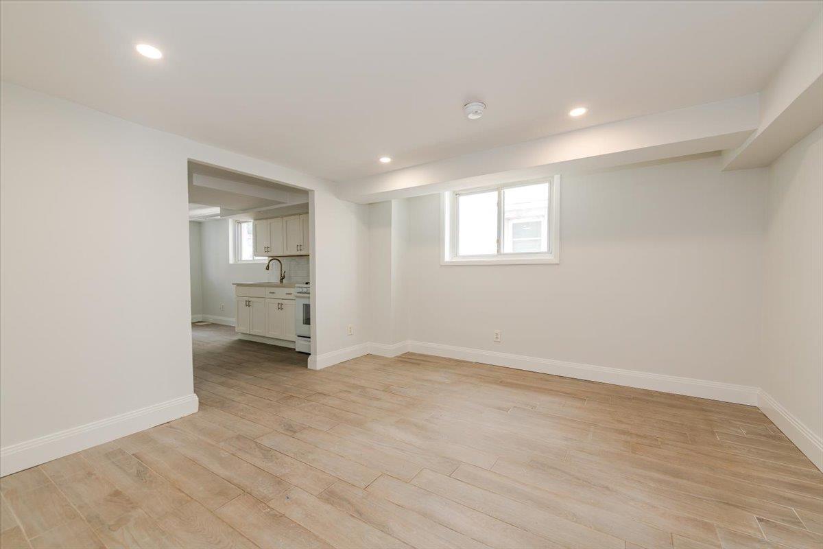 959 Van Nest Ave
