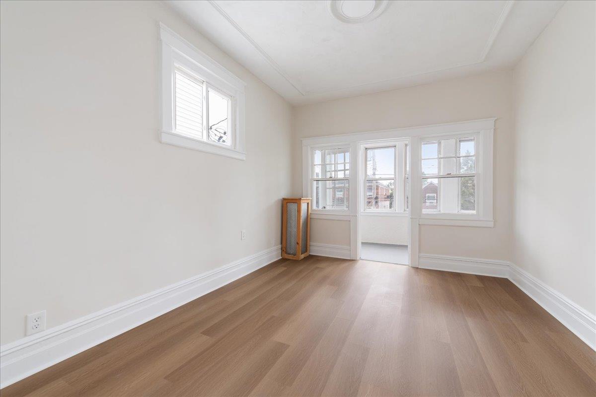 959 Van Nest Ave