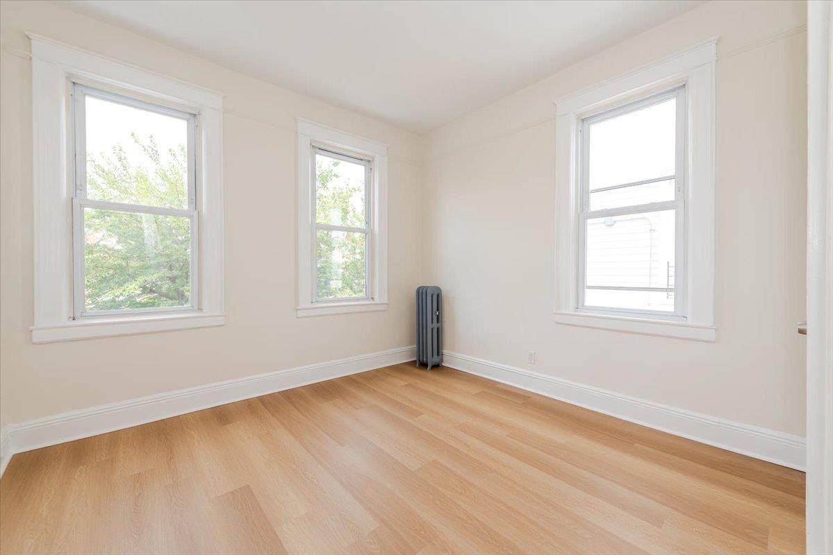 959 Van Nest Ave