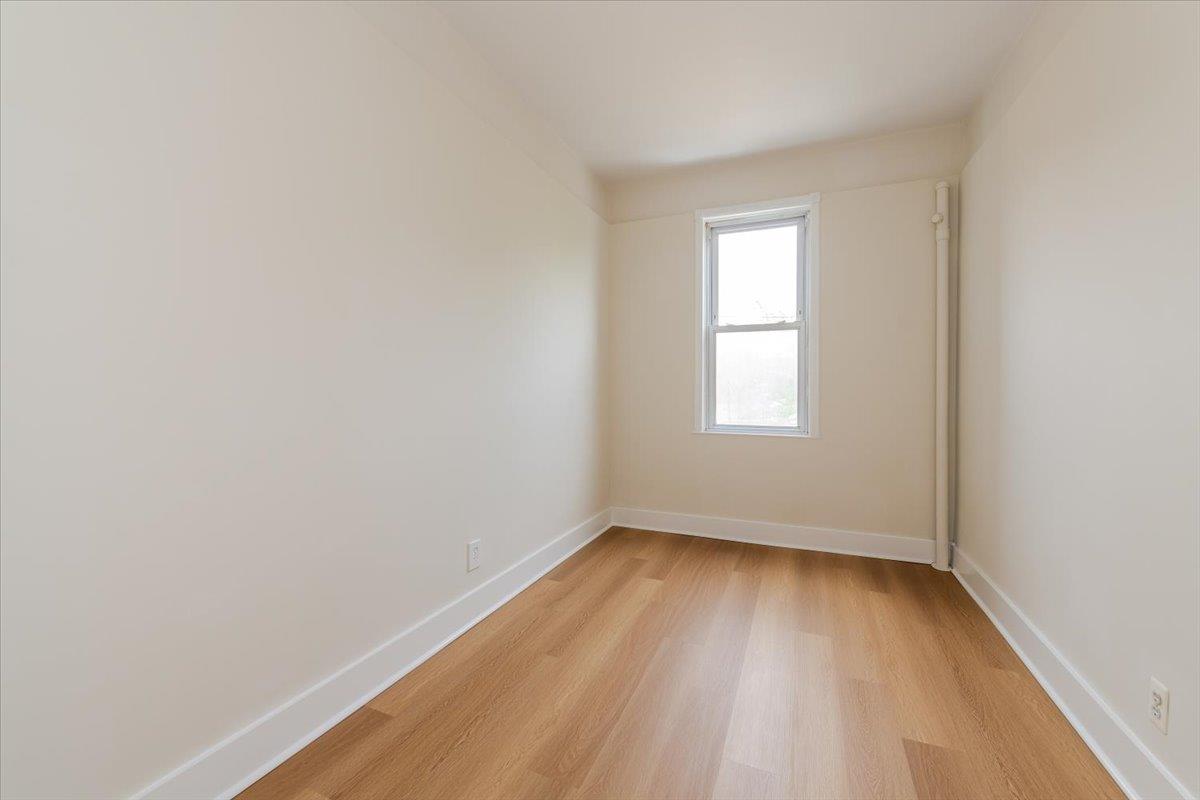 959 Van Nest Ave