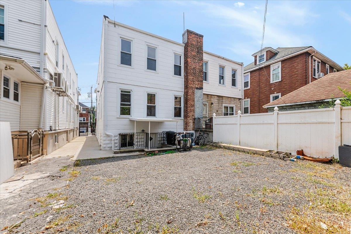 959 Van Nest Ave