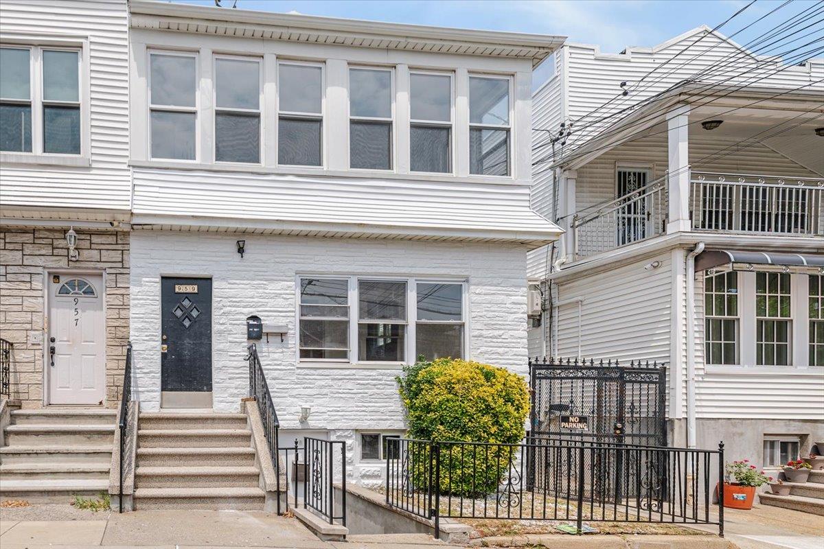 959 Van Nest Ave