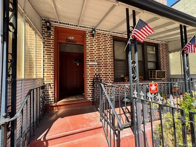 633 Lydig Avenue Unit: 1