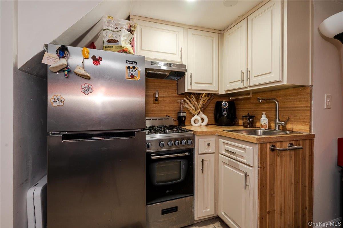 2976 Waterbury Avenue