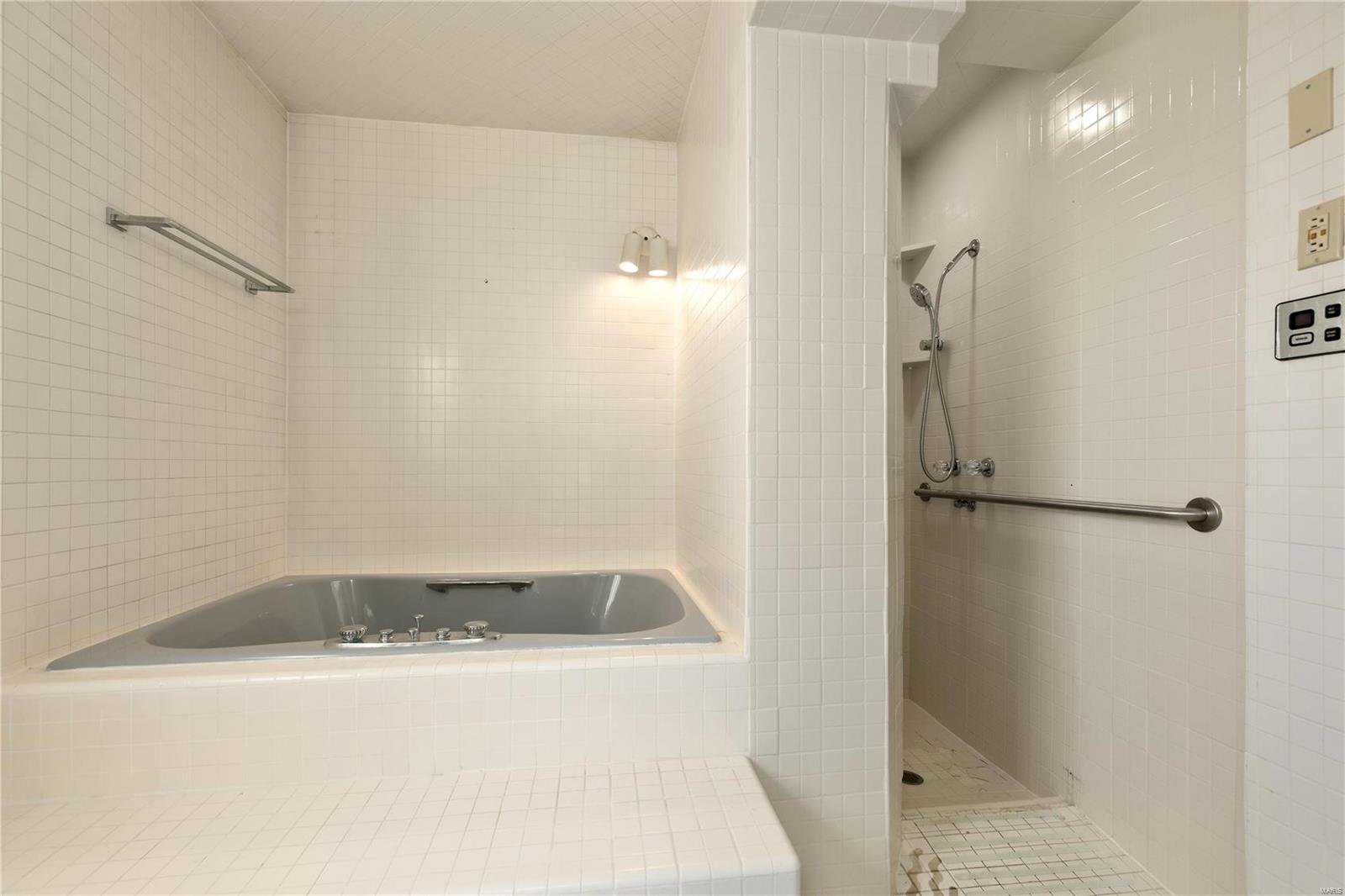 4440 Lindell Boulevard Unit: 801