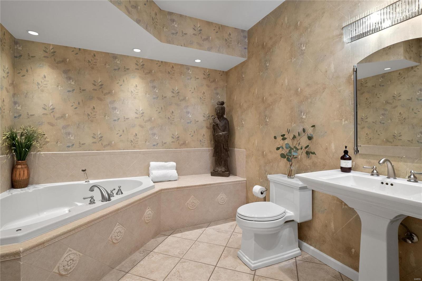 312 N Meramec Avenue Unit: 203