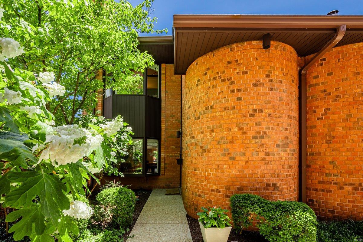 8031 Kingsbury Boulevard