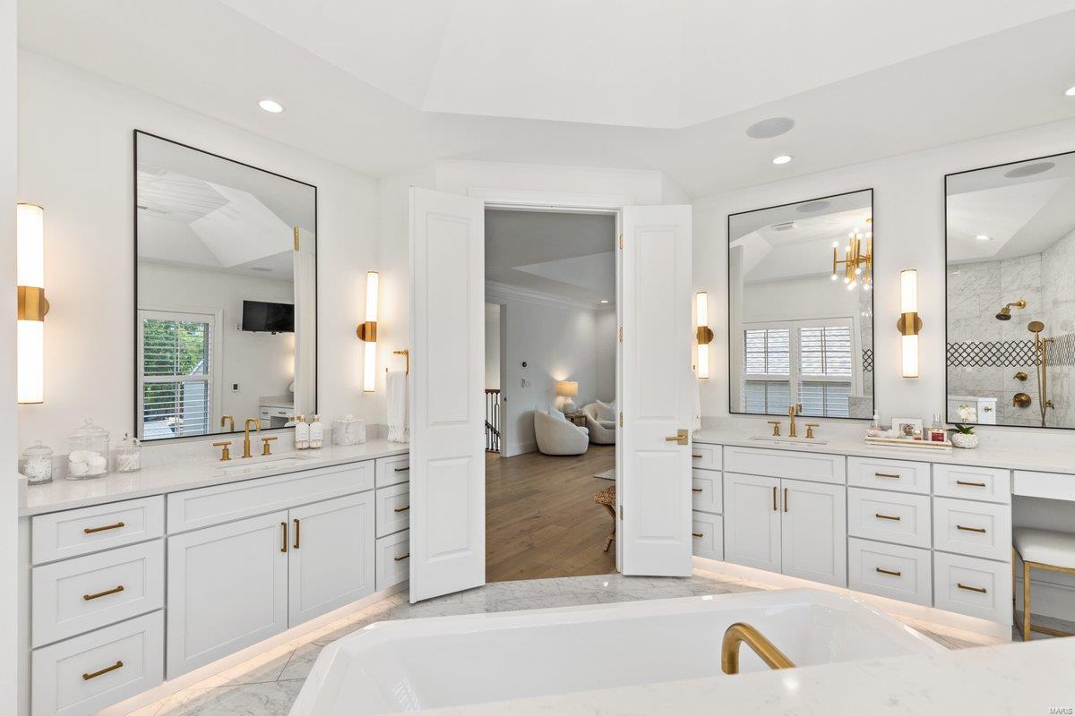 8140 Kingsbury Boulevard