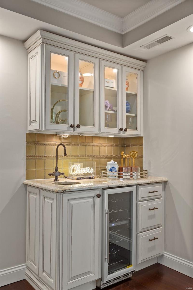 7527 Oxford Drive Unit: 2W