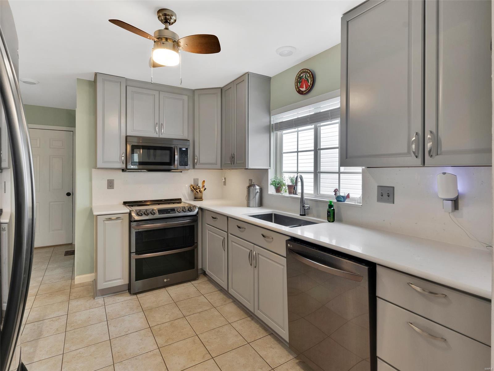 952 Oak Knoll Manor