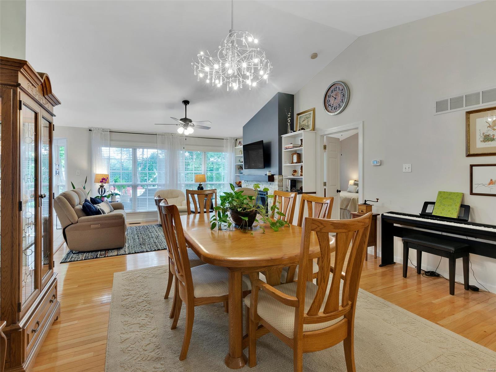 952 Oak Knoll Manor