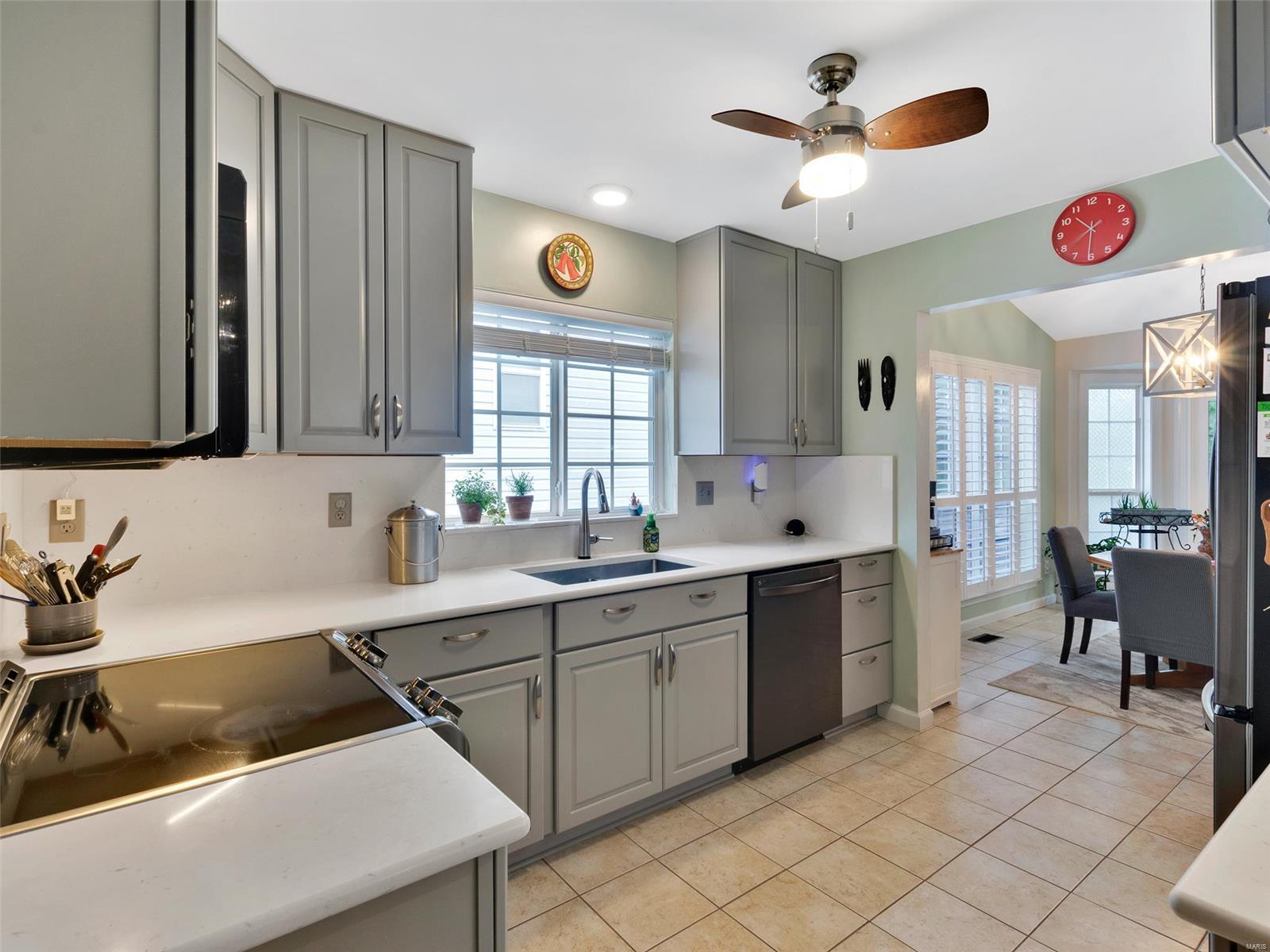 952 Oak Knoll Manor
