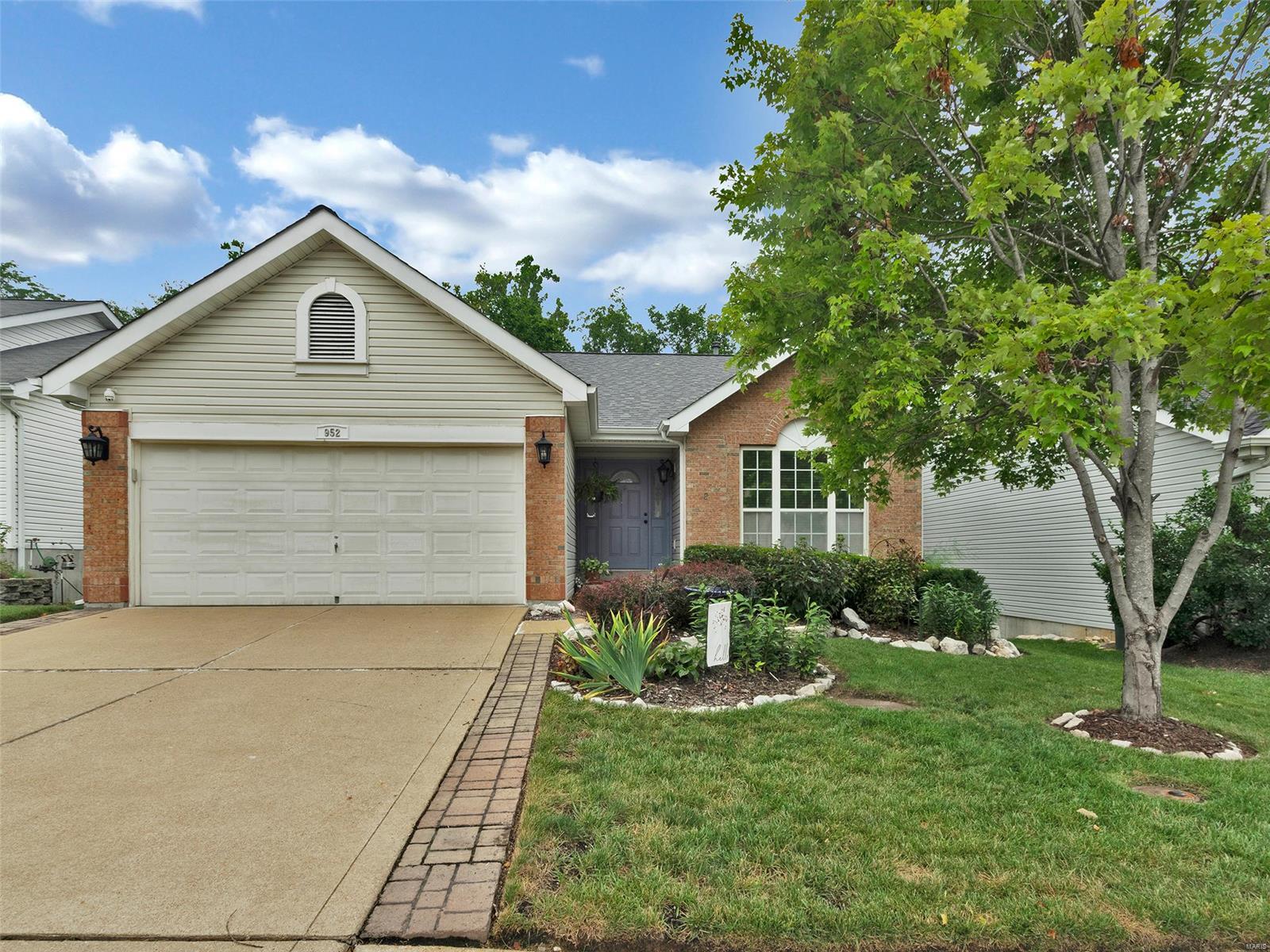 952 Oak Knoll Manor