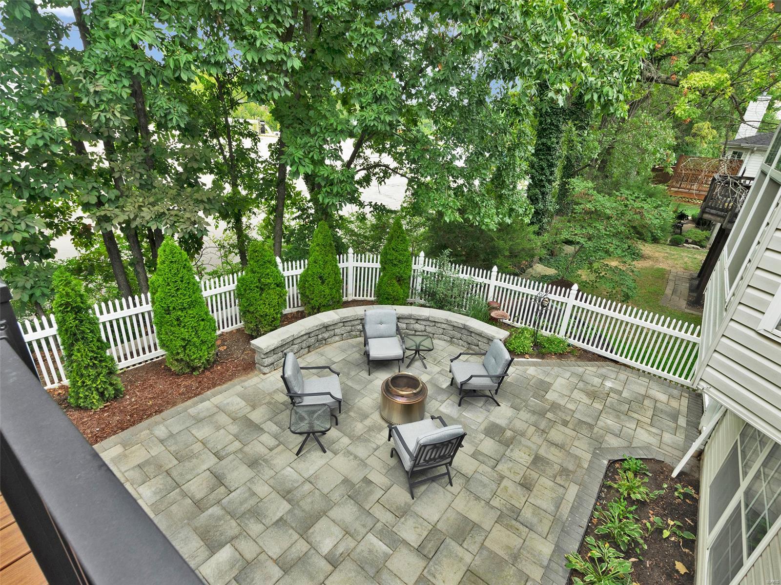 952 Oak Knoll Manor