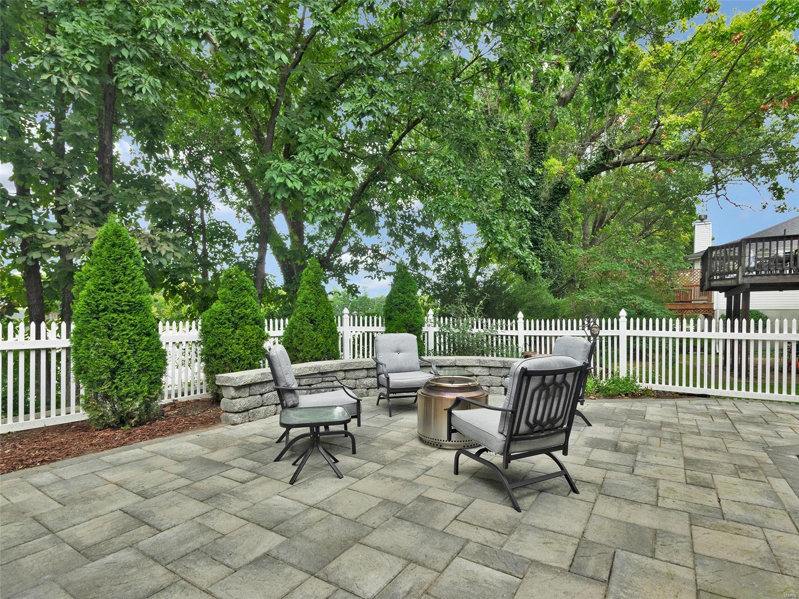 952 Oak Knoll Manor