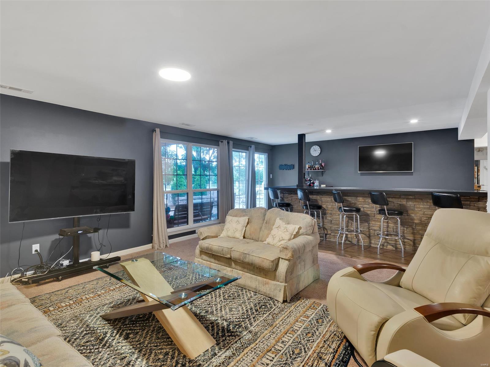 952 Oak Knoll Manor