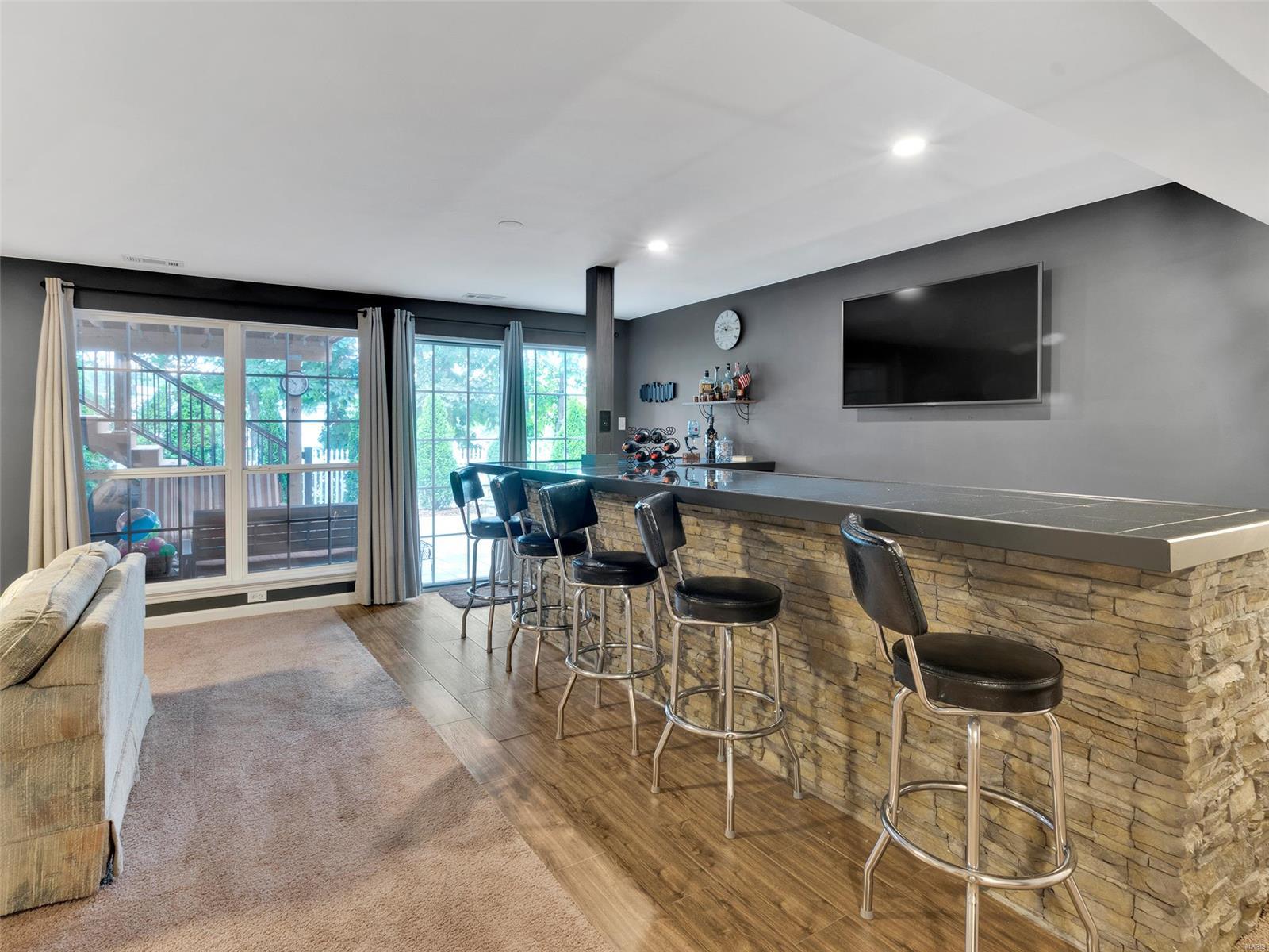 952 Oak Knoll Manor
