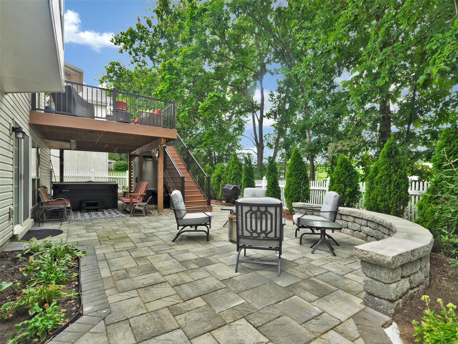 952 Oak Knoll Manor