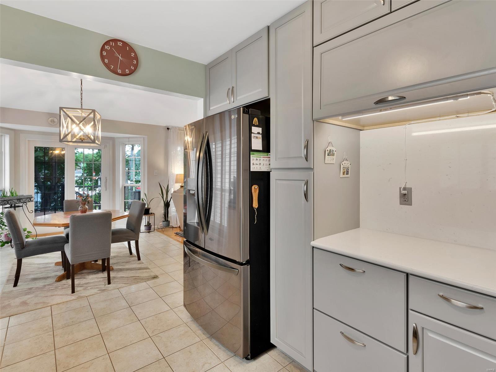 952 Oak Knoll Manor