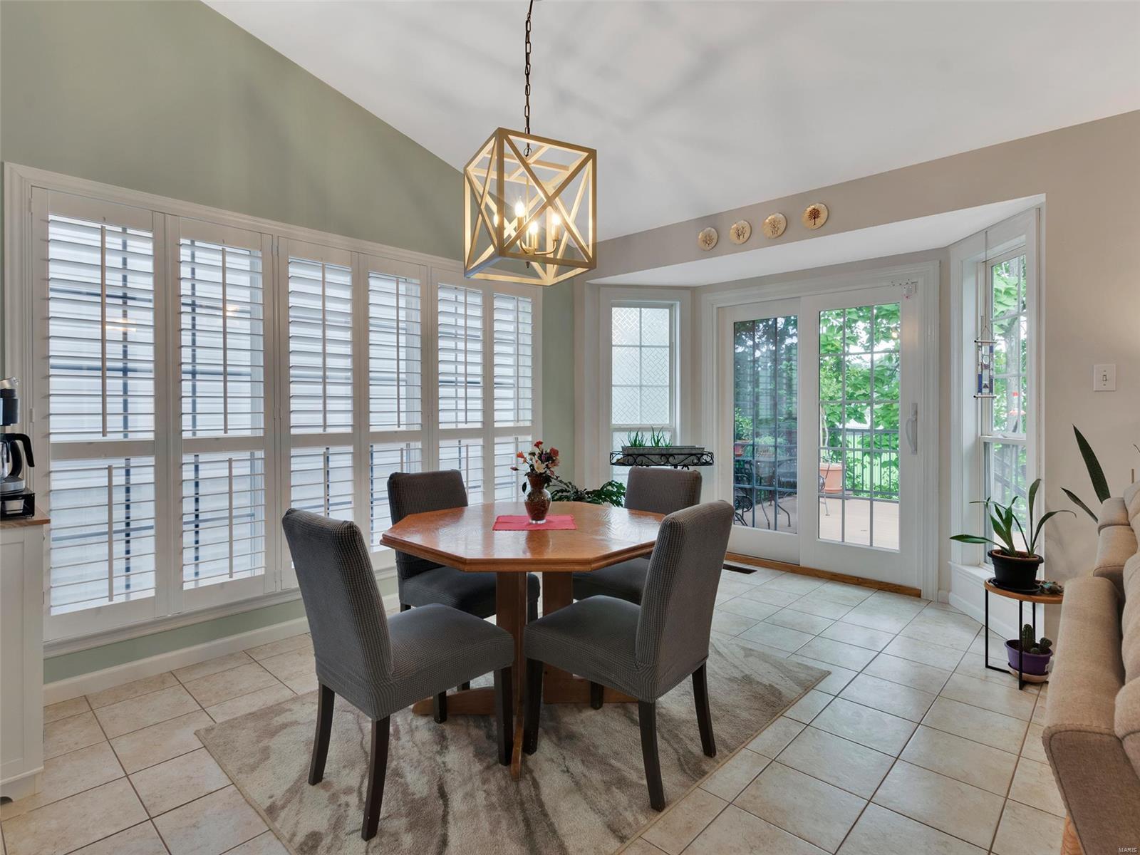 952 Oak Knoll Manor