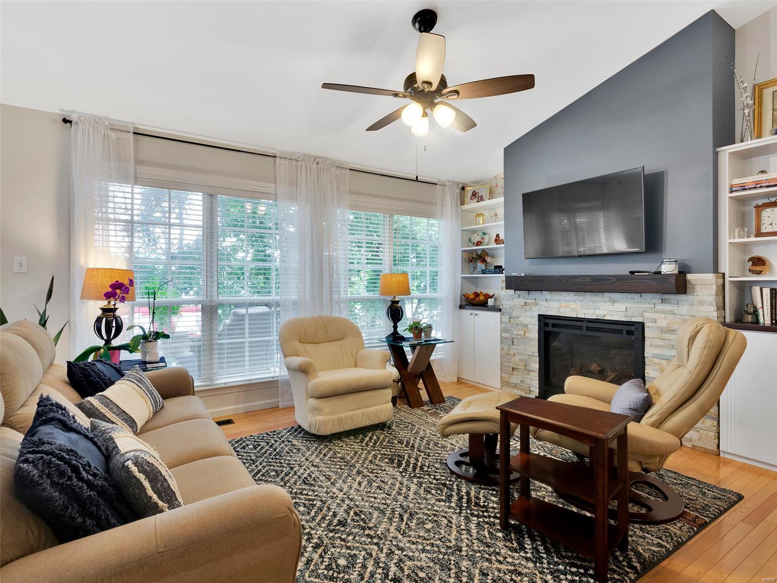 952 Oak Knoll Manor