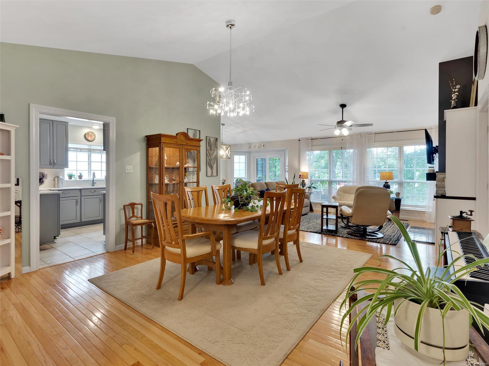 952 Oak Knoll Manor