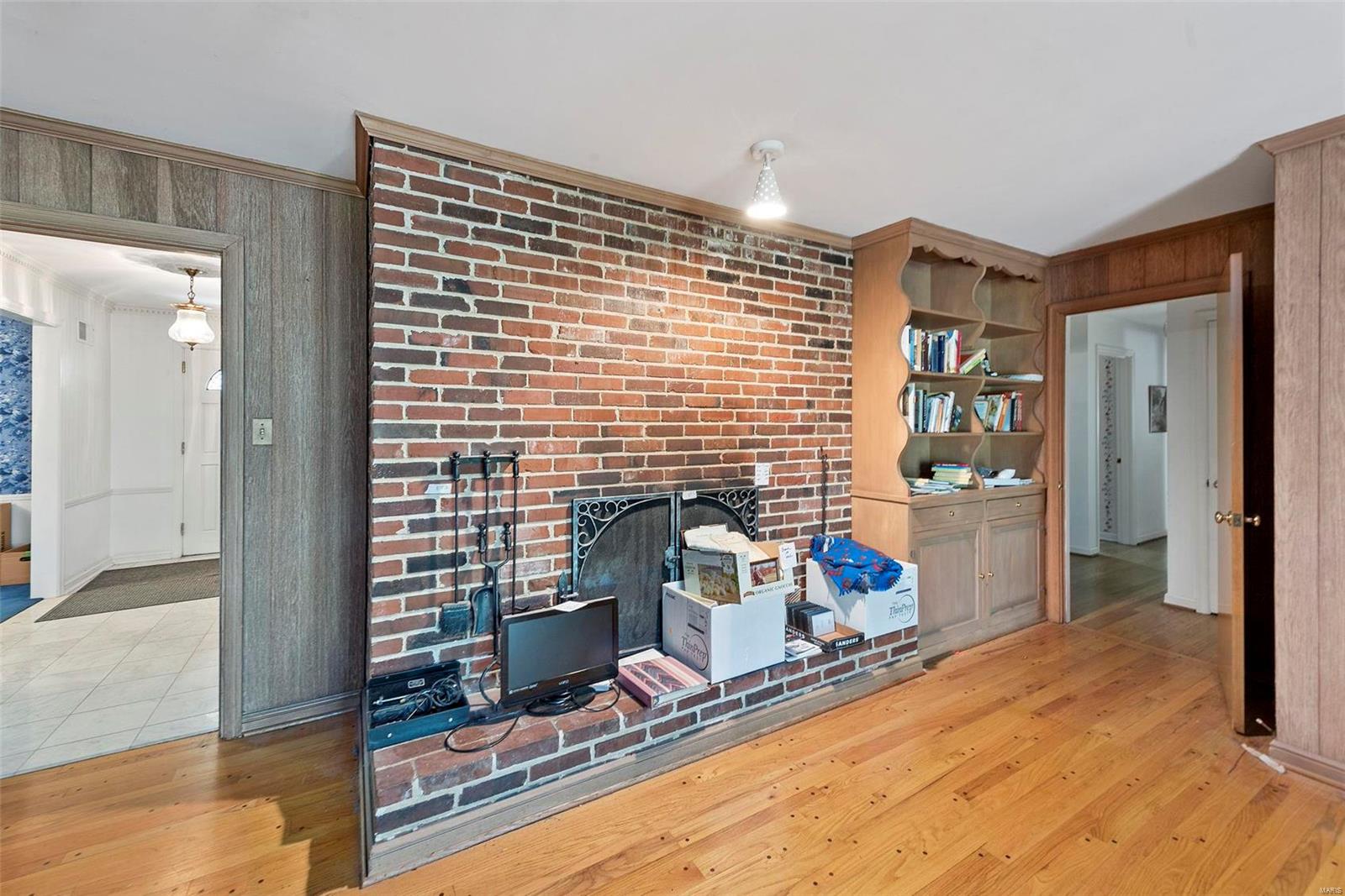 122 Frontenac Forest St.