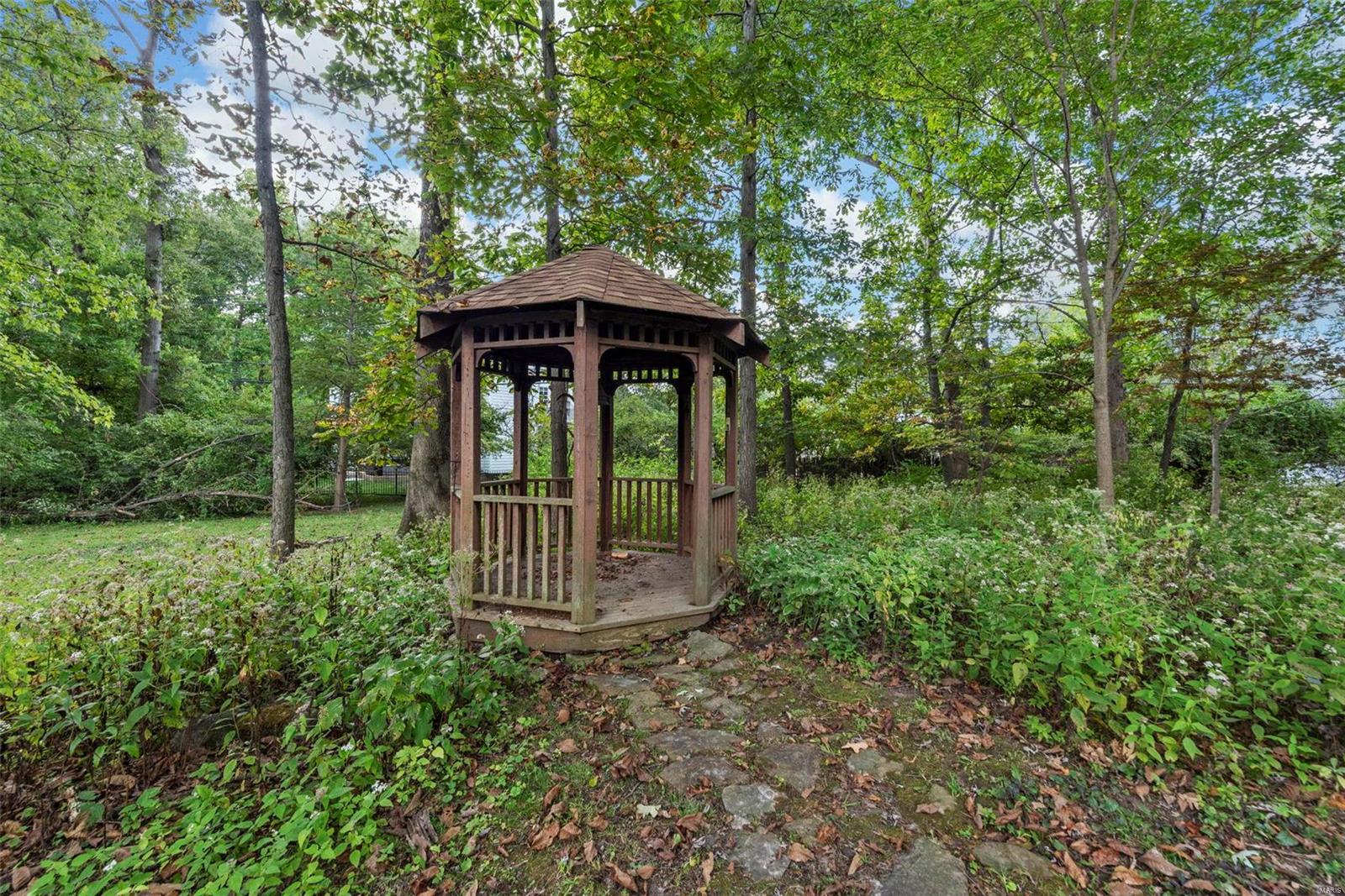 122 Frontenac Forest St.