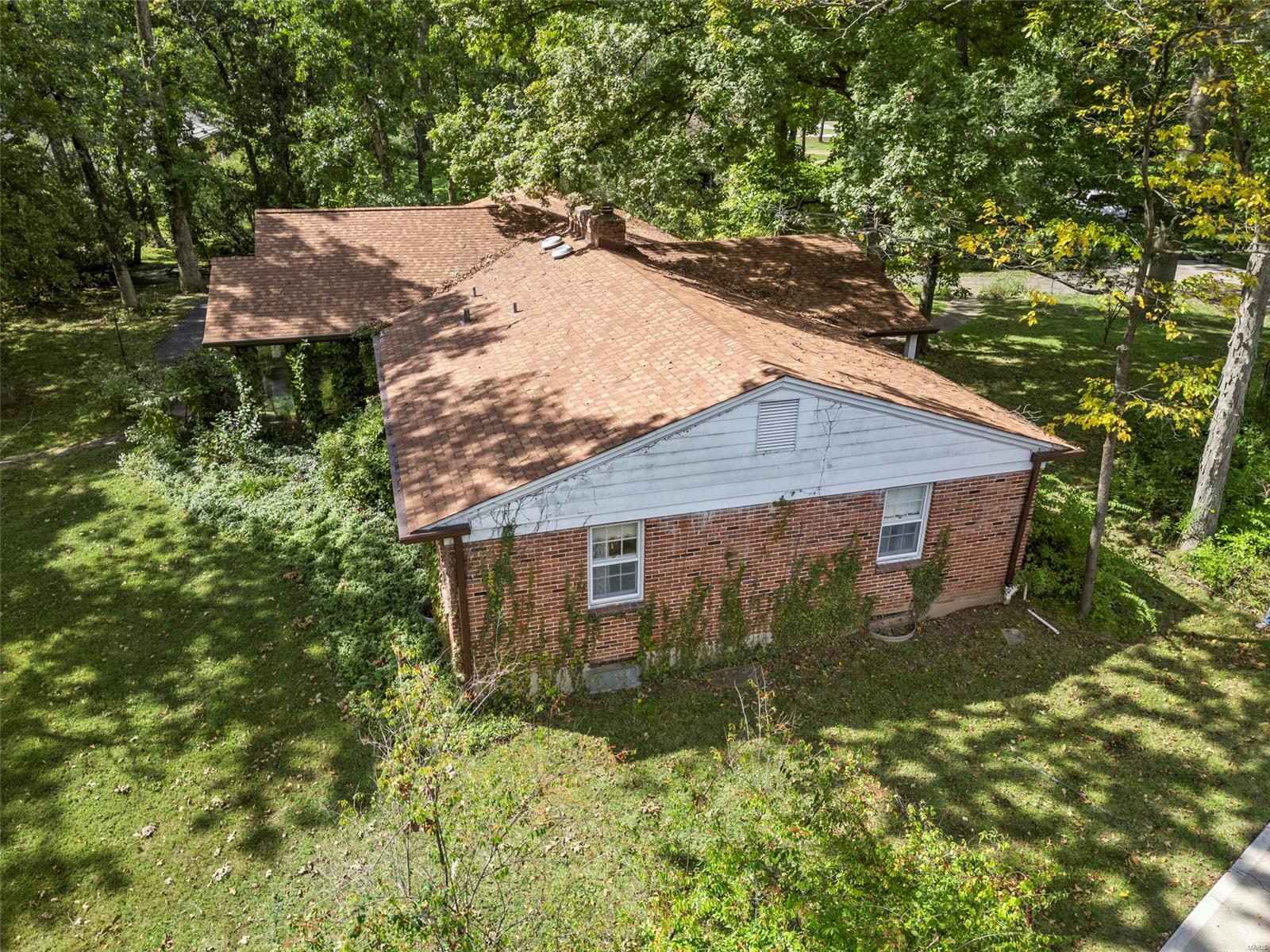 122 Frontenac Forest St.