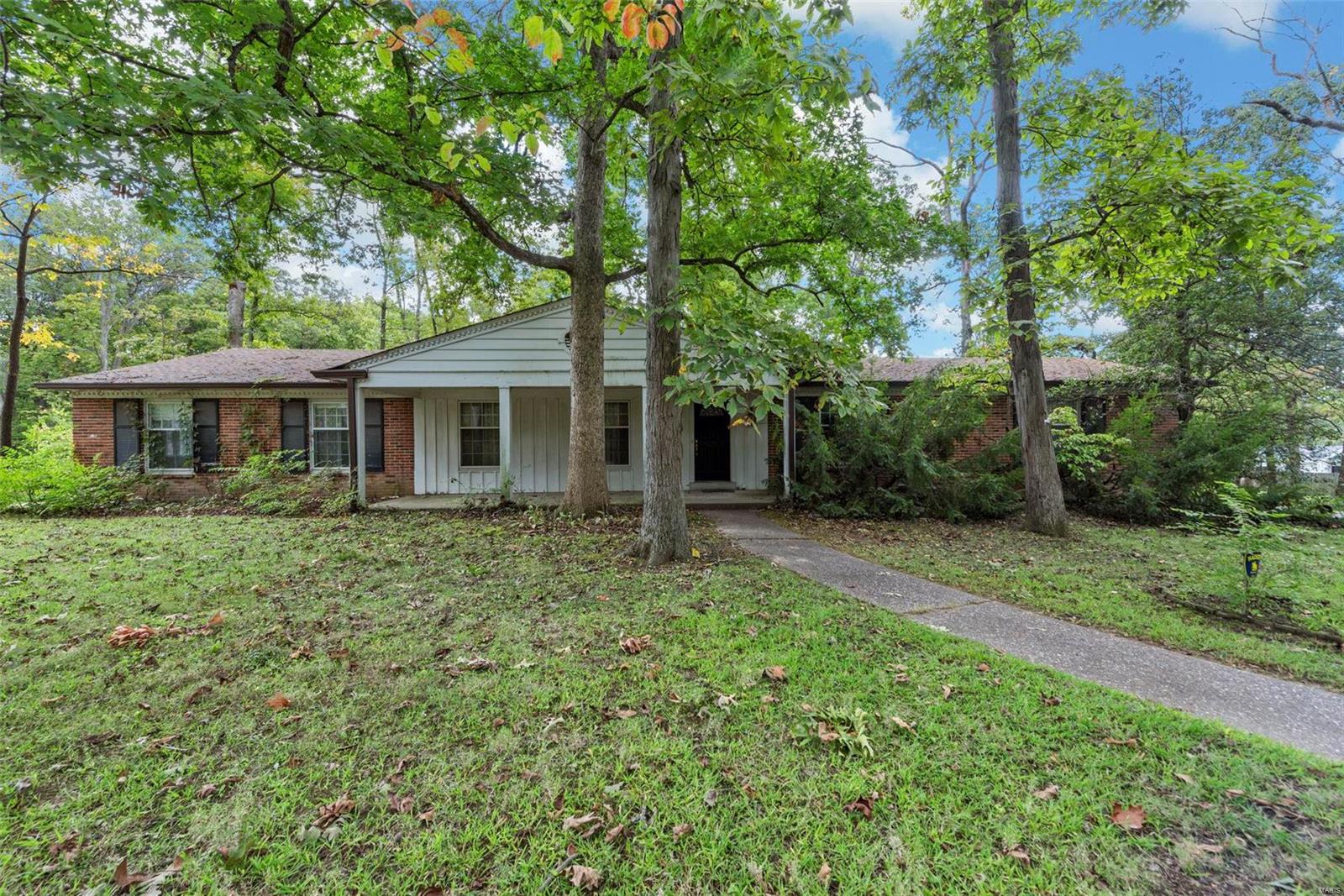 122 Frontenac Forest St.