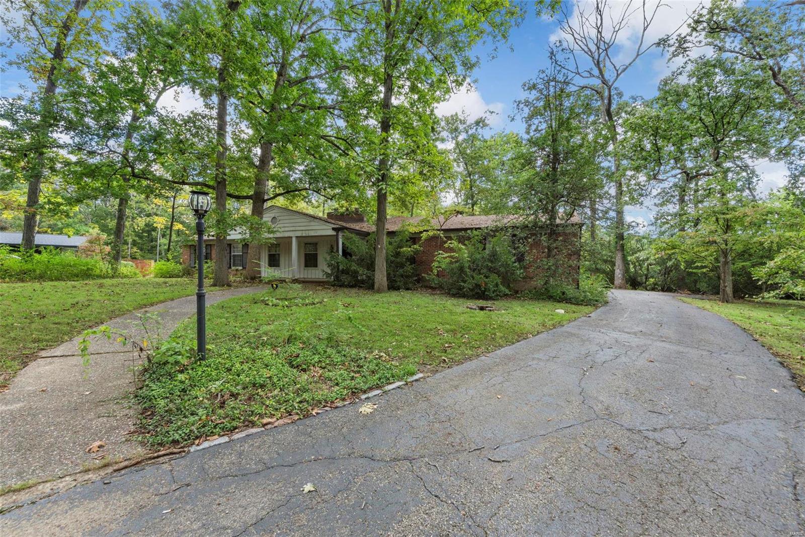 122 Frontenac Forest St.
